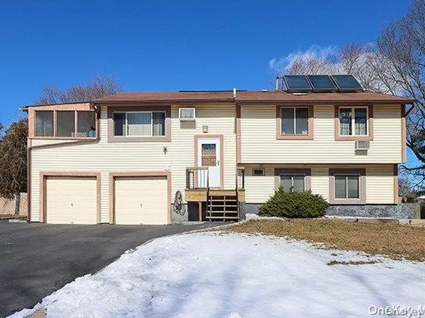 7 Cobb Lane, Medford, NY 11763