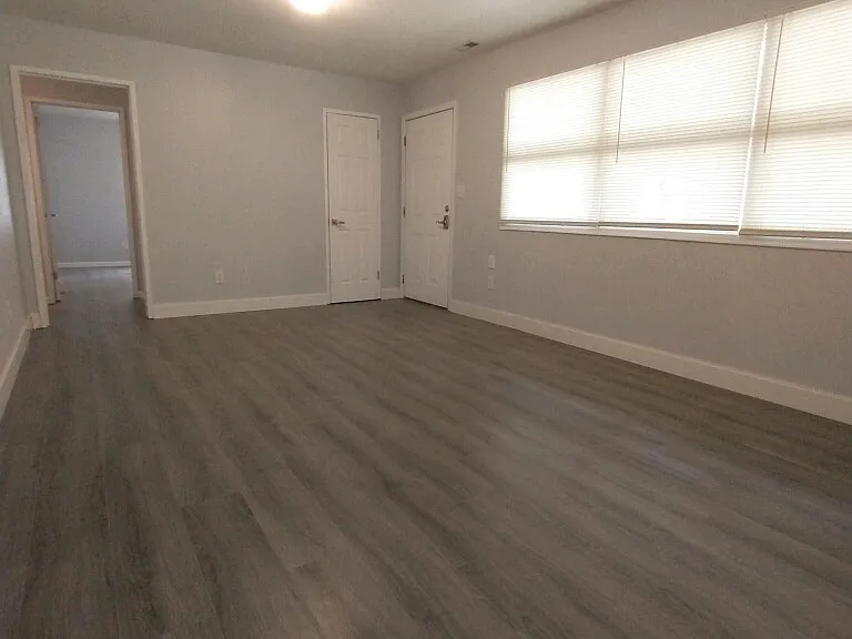 1403 Oak St — Photo 9