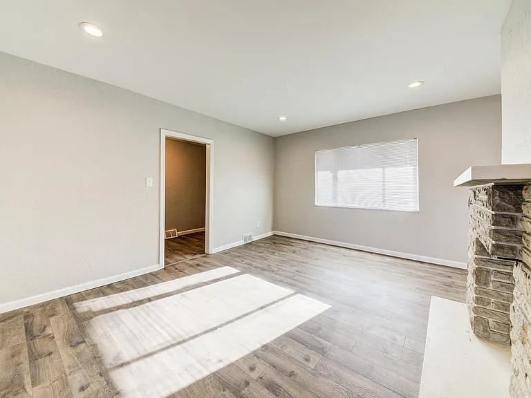 2030 Pioneer Ave — Photo 13