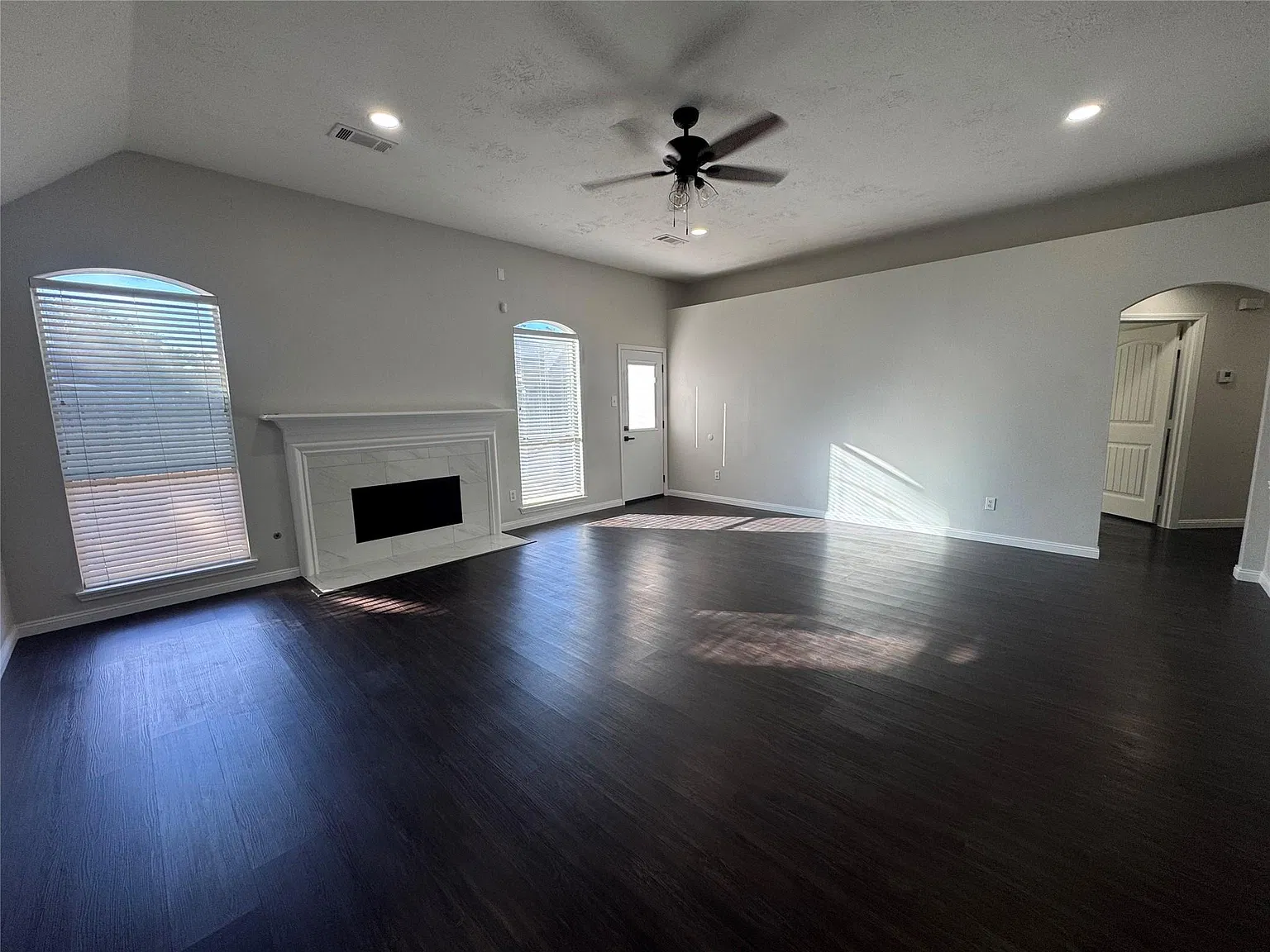 3 bed, 2.0 bath, 1635 sqft, $2,100 — Photo 3