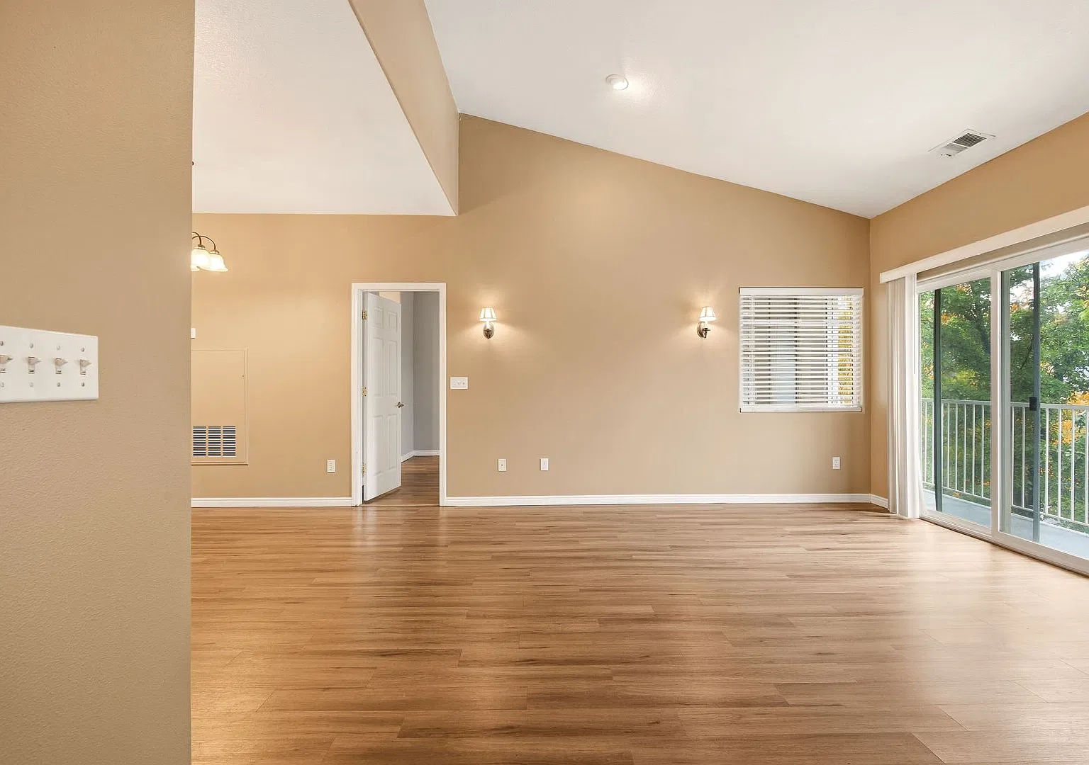 2 Bedroom Condo in Great HOA Community!! — Photo 3