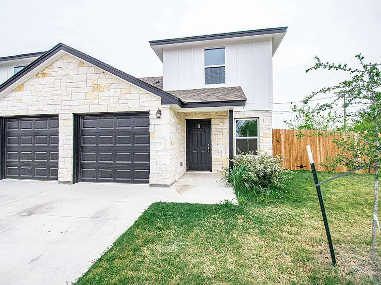 806 White Meadow Ln #B — Photo 1