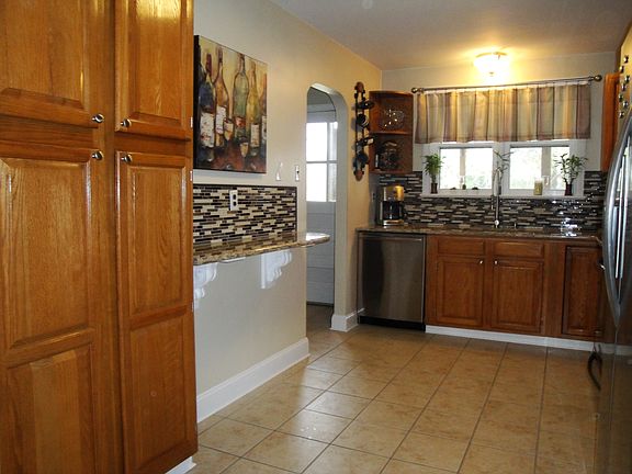Kitchen with Breakfast Bar