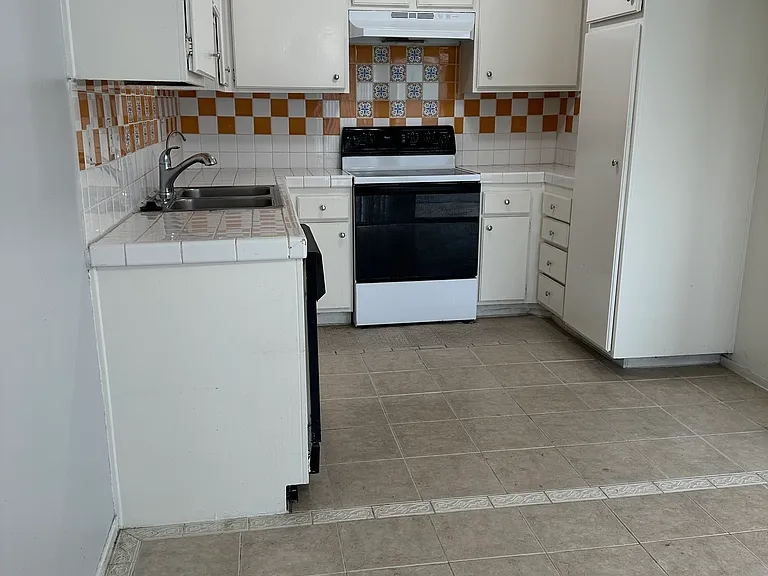 1075 Springs Ln — Photo 15