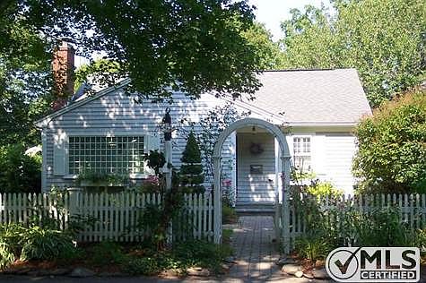 Beautiful Curb Appeal !!!