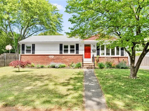 71 Plymouth St, Cranston, RI 02920