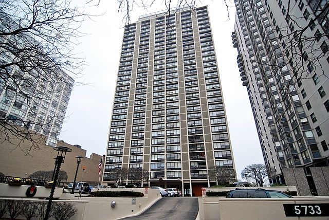1st image of 5733 N Sheridan Rd APT 24B