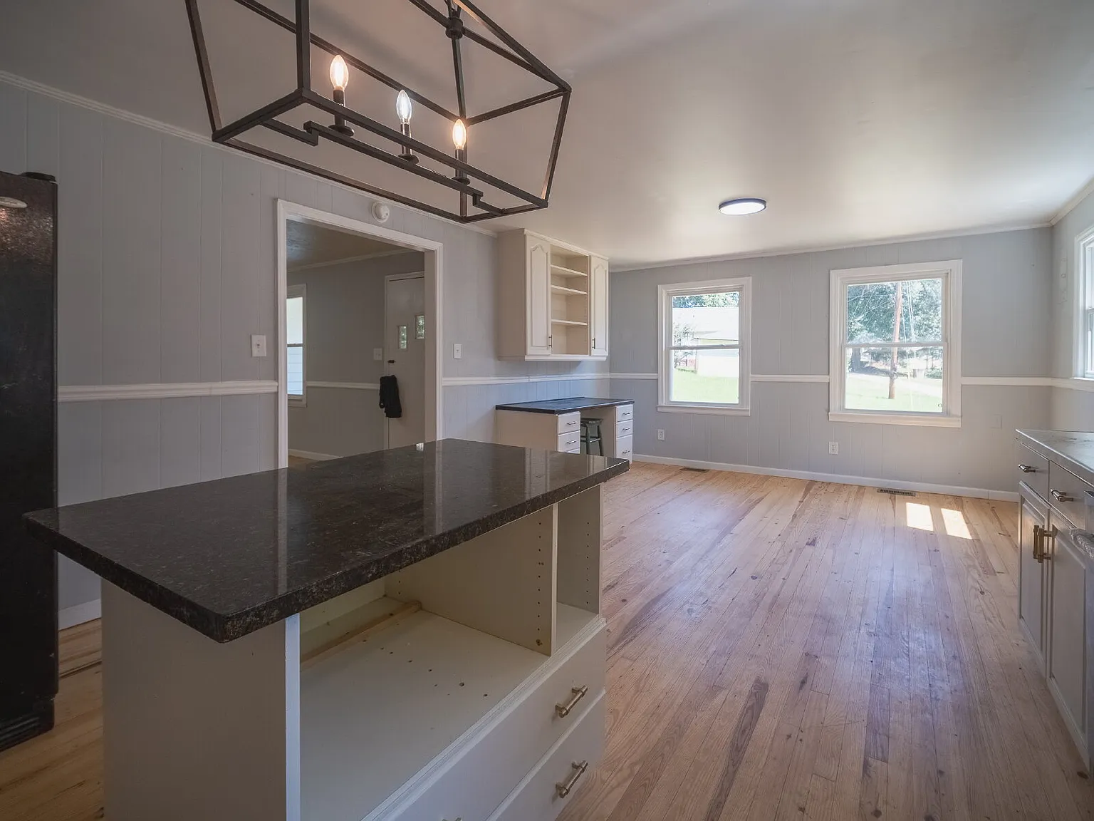 3 bed, 2.0 bath, 1233 sqft, $1,995 — Photo 4
