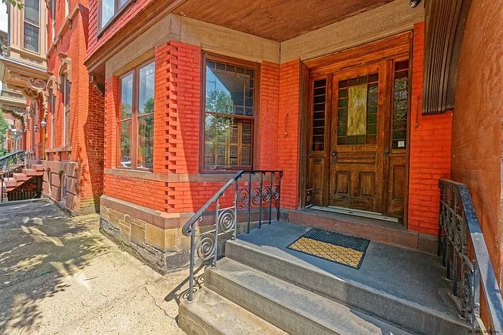 150 2nd St — Photo 1