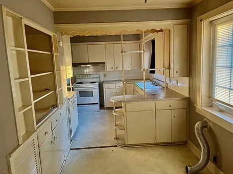 142 Oaklawn St — Photo 3