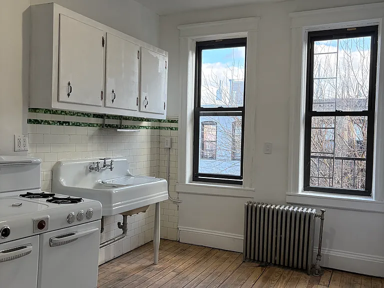 1692 Gates Ave #3L — Photo 2