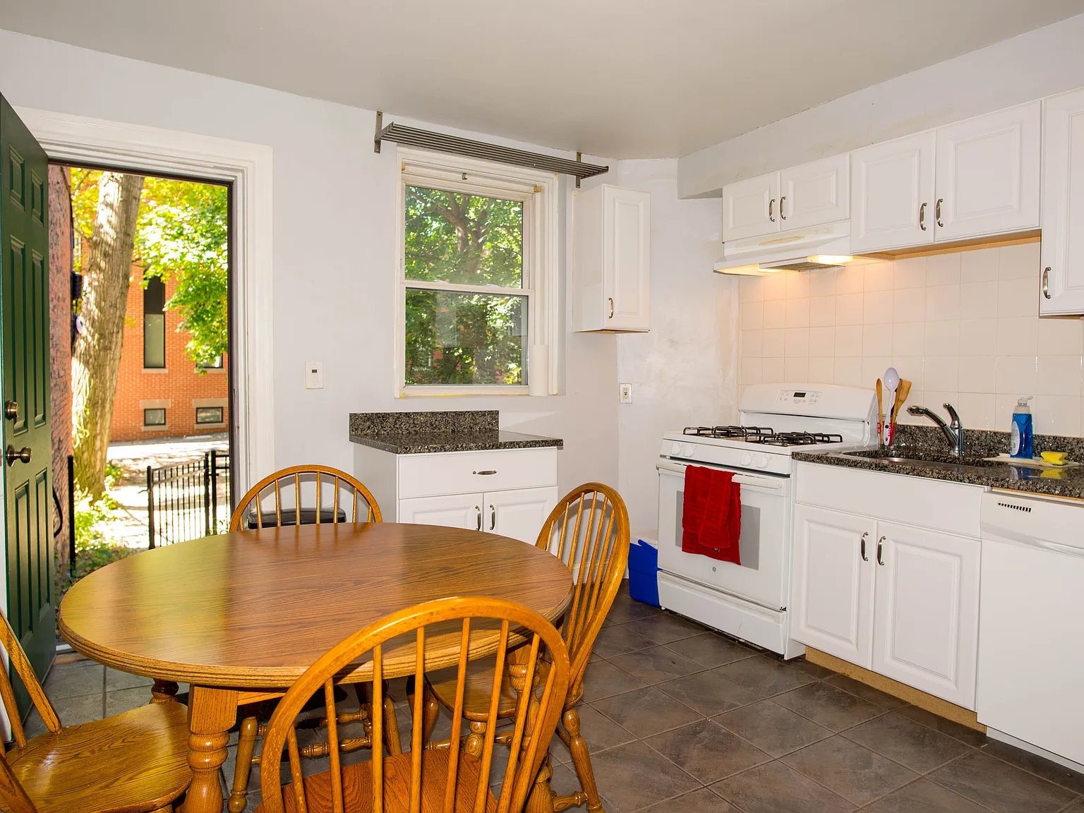4 bed, 1.5 bath, 1300 sqft, $5,600 — Photo 2