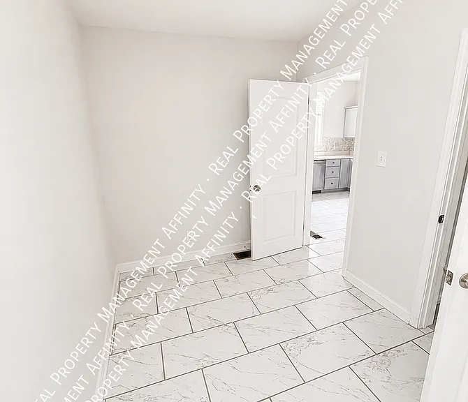 942 S Willett St — Photo 13