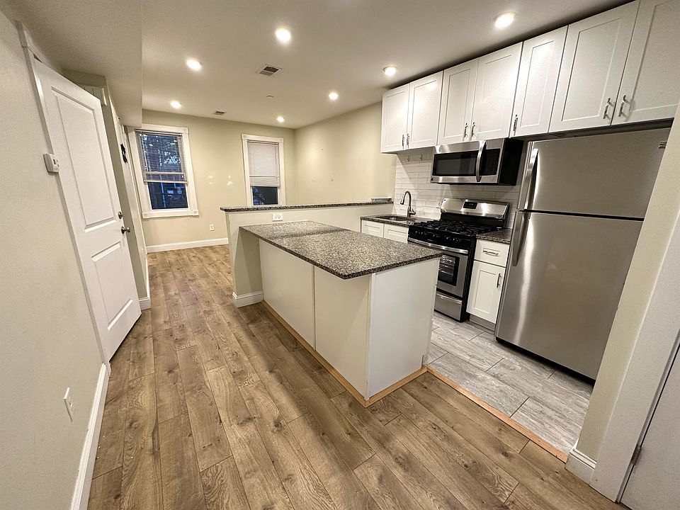 1st image of 62 London St #2