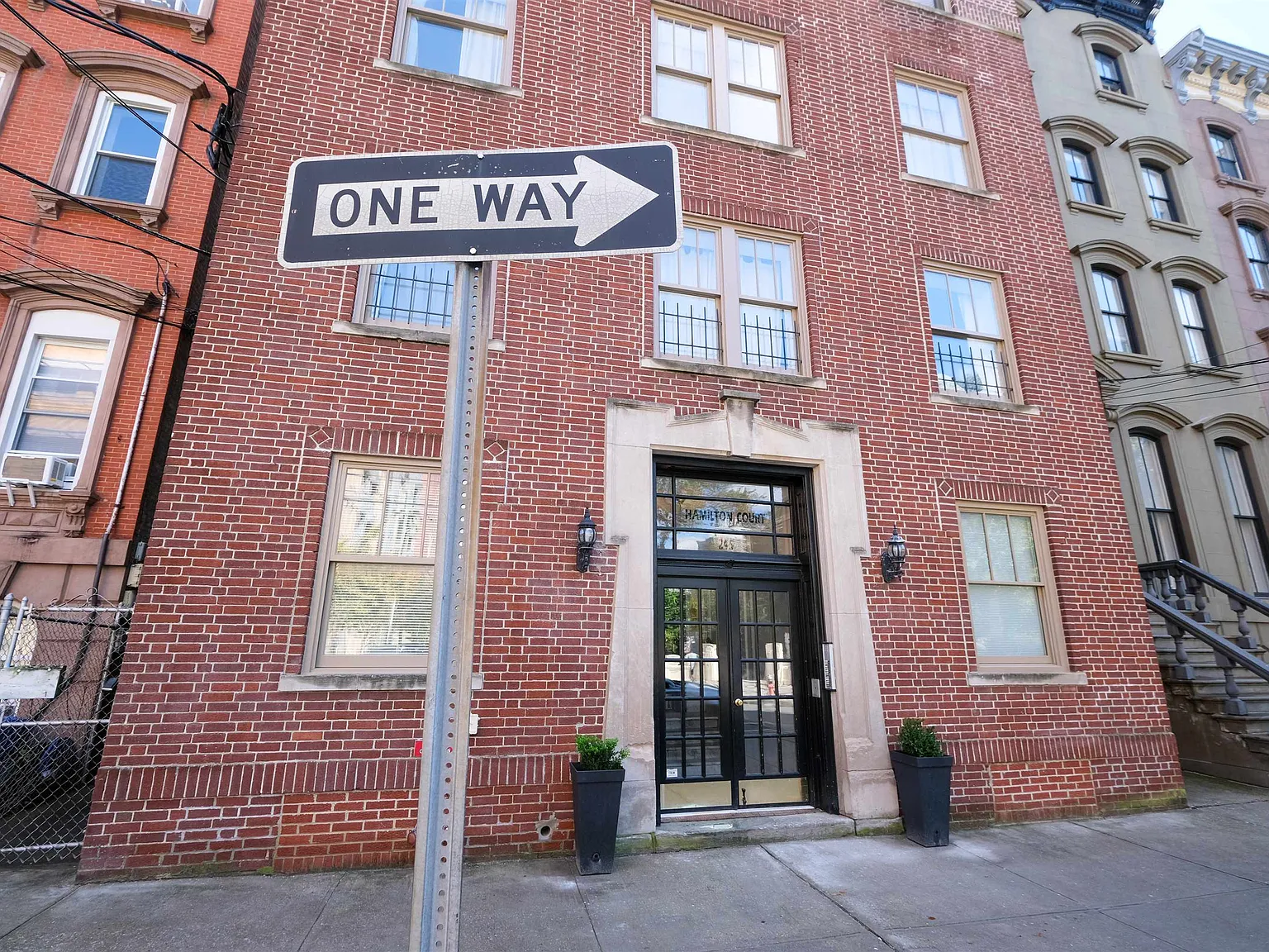 Hamilton Court — Photo 1