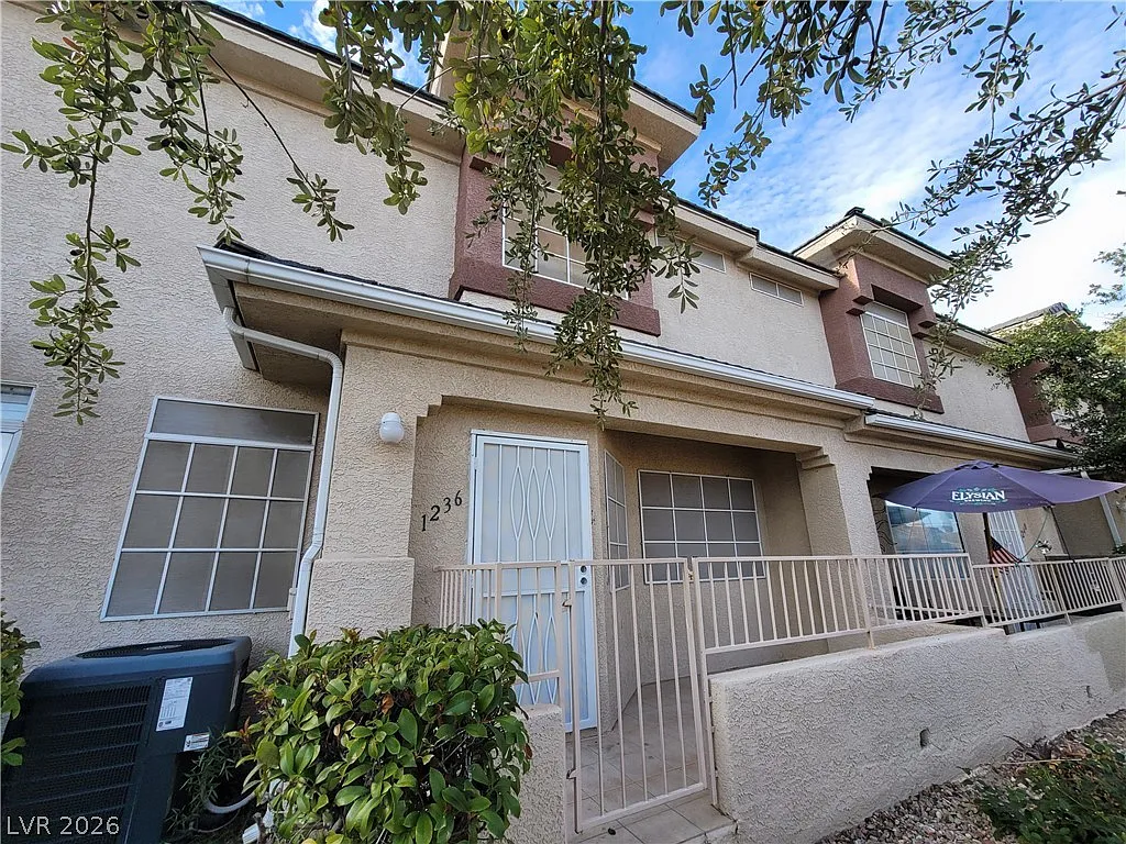 3 bed, 2.5 bath, 1320 sqft, $1,600 — Photo 3