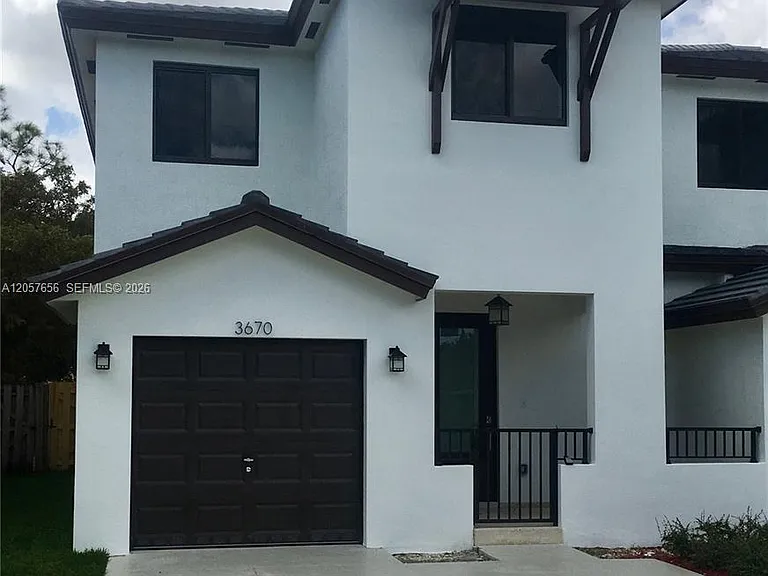 3670 SW 69th Ave — Photo 2