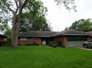 112 Carnation St, Lake Jackson, TX 77566