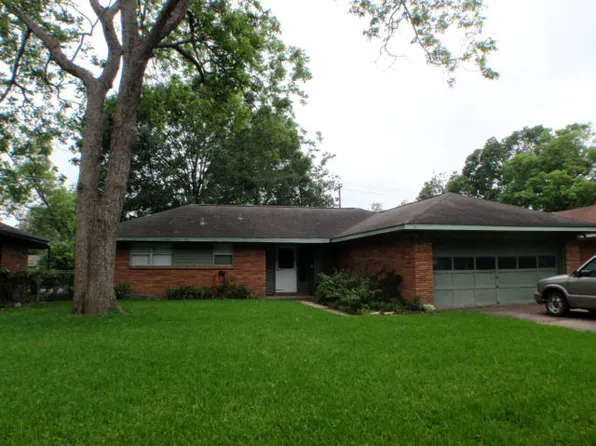 112 Carnation St, Lake Jackson, TX 77566