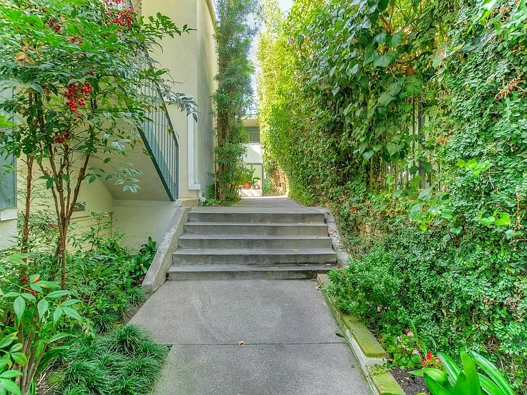 1307 Barry Ave — Photo 14