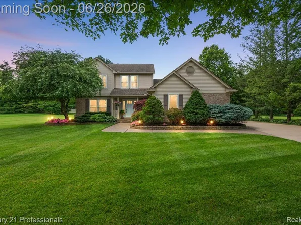 4683 Fox Chase Dr, White Lake, MI 48383