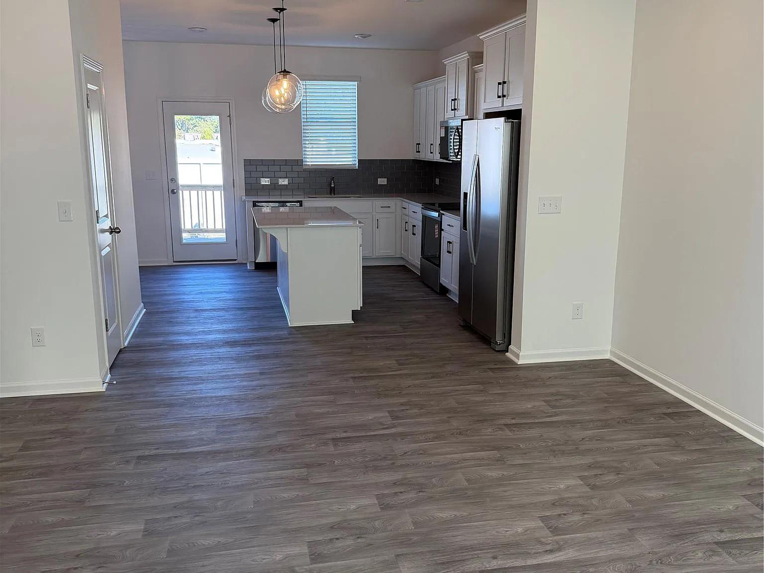 3 bed, 2.5 bath, 1398 sqft, $2,500 — Photo 2