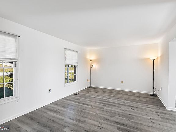 5th image of 636 Hillside Ave