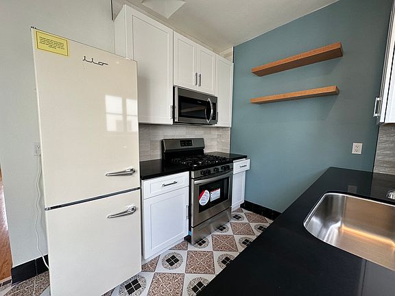2nd image of 415 N Orange Grove Ave APT 2