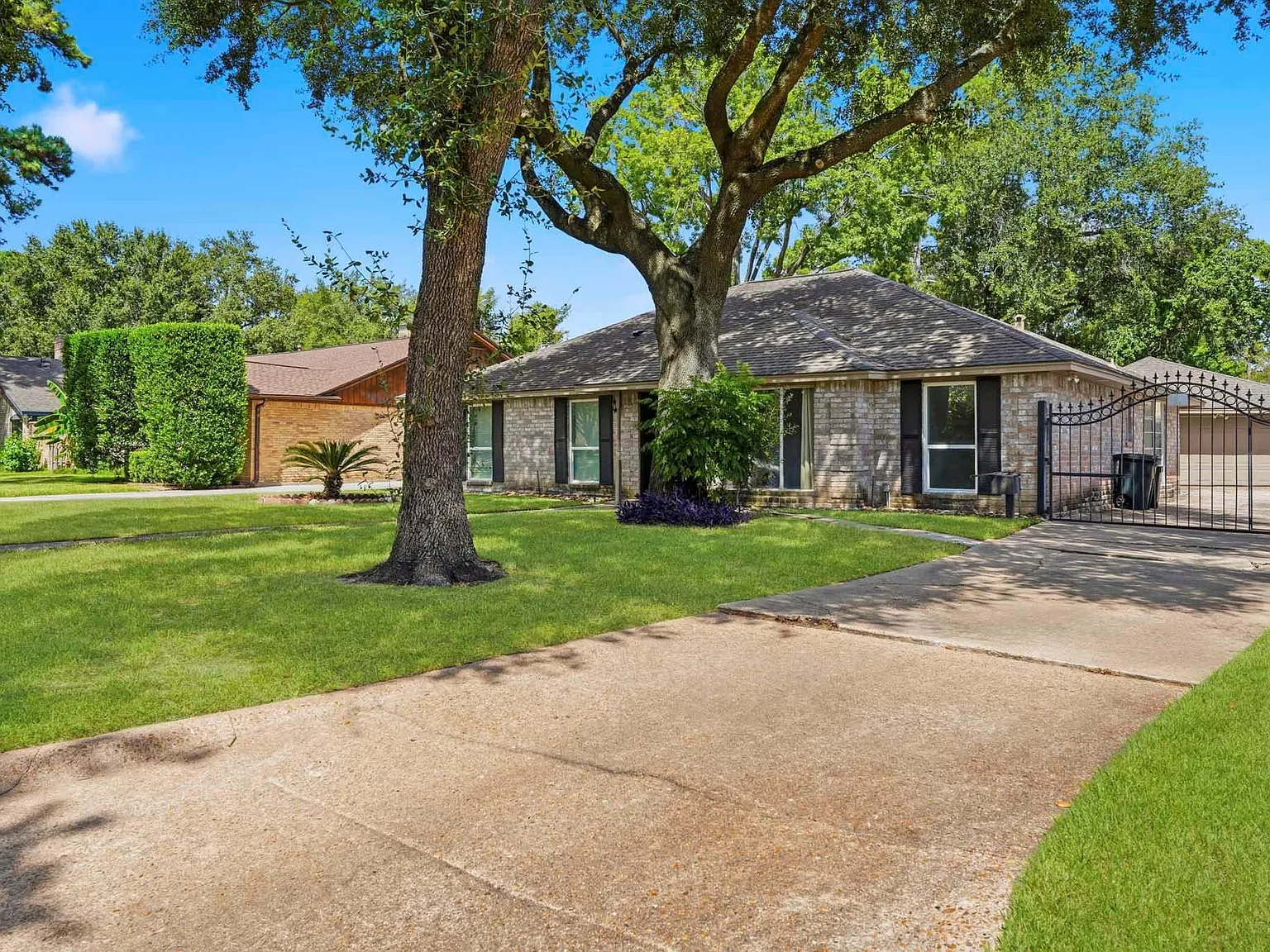 3 bed, 2.0 bath, 2029 sqft, $2,200 — Photo 3