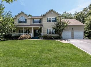 9 Magnolia Ln, Smithtown, NY 11787