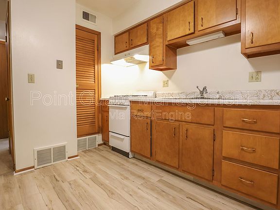 3rd image of 5828 Erskine St #3