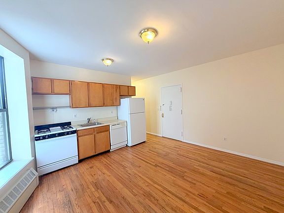4th image of 35 Central Park N APT 4C