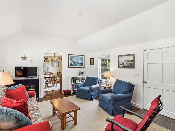 4th image of 12 Jacqueline Dr