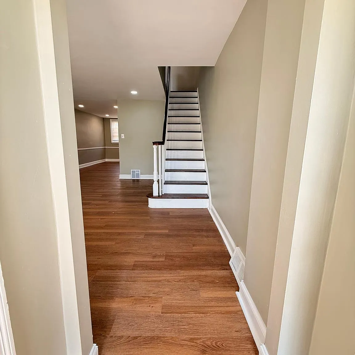 3 bed, 1.0 bath, 1138 sqft, $2,000 — Photo 2