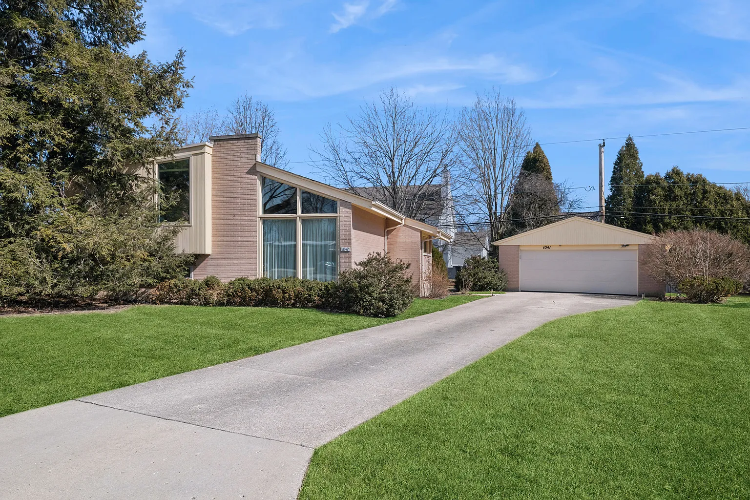 1041 Arbor Ln photo 1