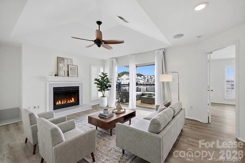 2 bed, 2.0 bath, 910 sqft, $2,400 — Photo 3