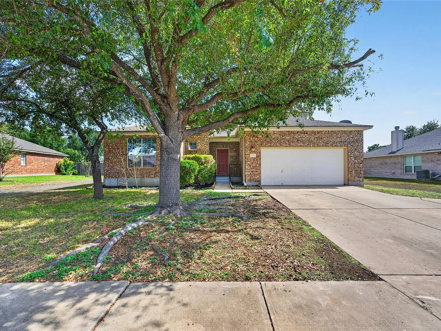 5 bed, 2.5 bath, 2870 sqft, $2,500 — Photo 2