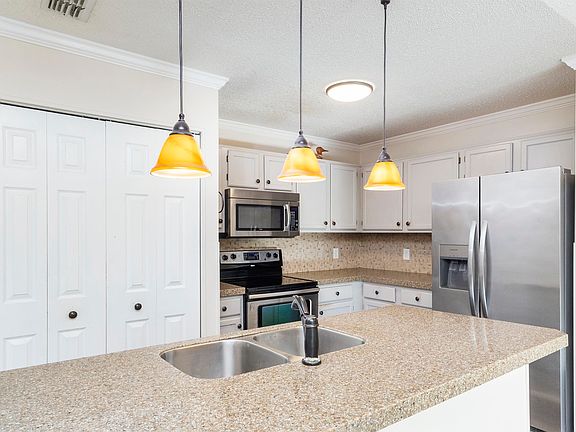 5th image of 8 Catalonia Ct