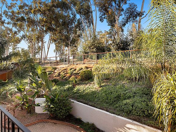 4th image of 802 Glenwood Way