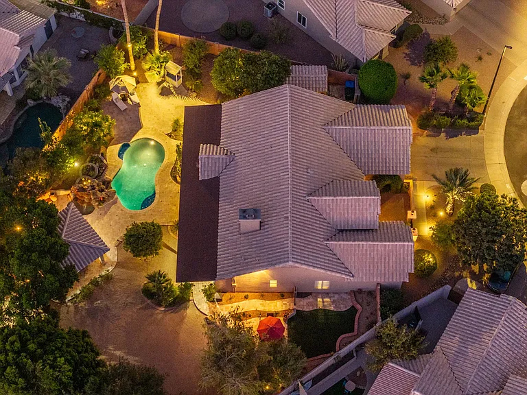 372 W Amoroso Dr — Photo 18