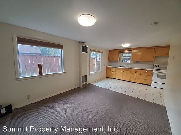 3rd image of 216 1/2 Livingston Ave