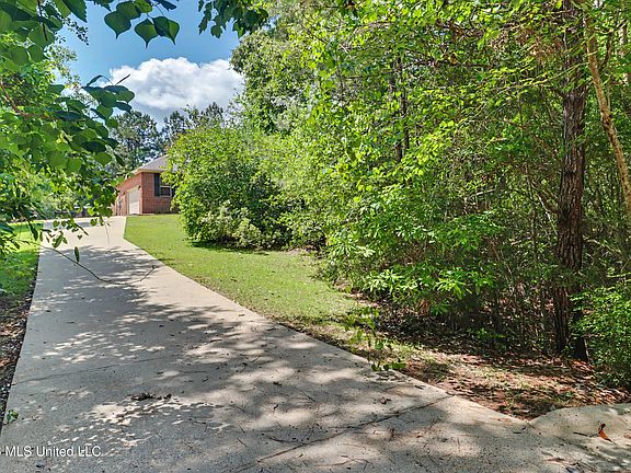 5th image of 122 Deerwood Dr