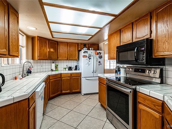4th image of 695 S Primrose Lane