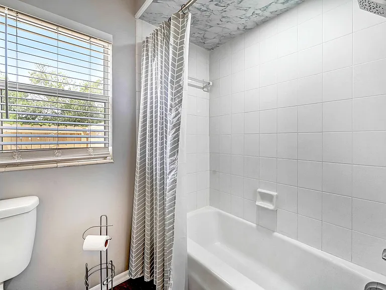 1704 Oak St — Photo 12