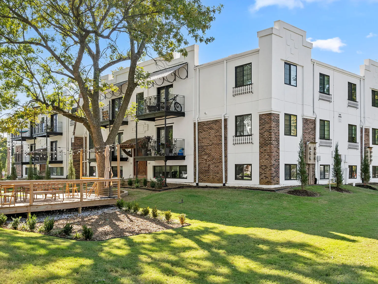 Vineyards on Garland Apartments — Photo 2