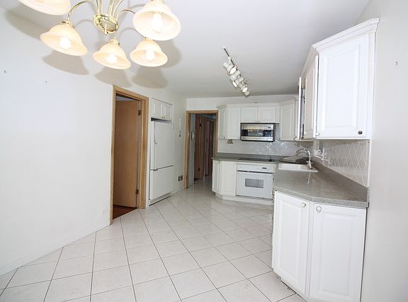 5th image of 6011 S Moody Ave