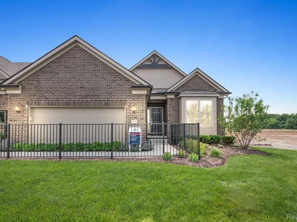 707 W Spaniel Dr, Ann Arbor, MI 48108