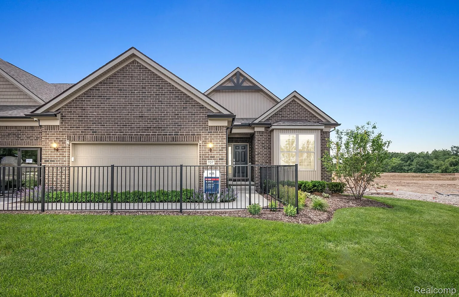 707 W Spaniel Dr photo 1