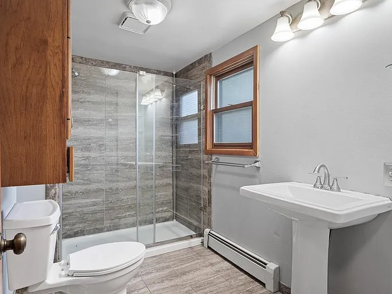 216 Belvidere St E — Photo 14