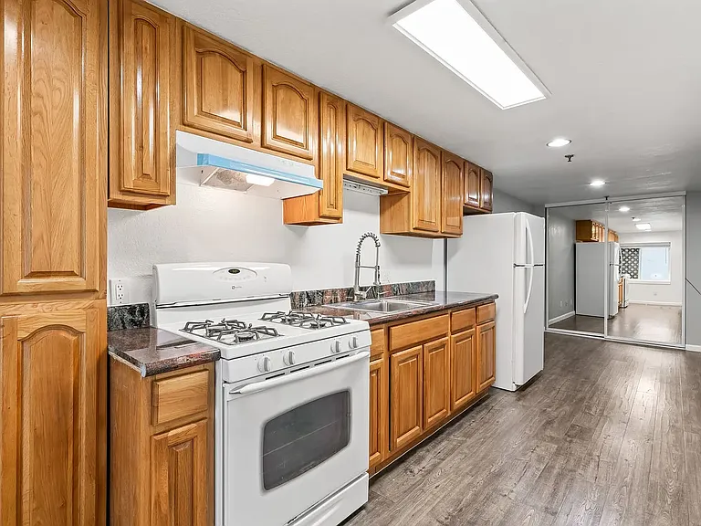 230 Guerrero St #B — Photo 6